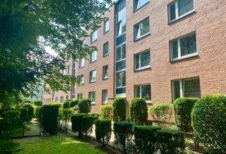 Vordere Hausansicht mit dem grünen Seitenhof 