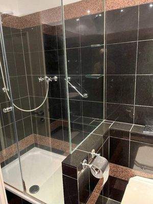 angrenzendes Duschbad