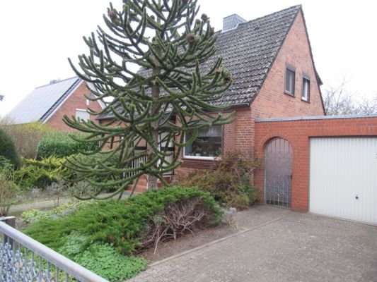 Seitenansicht mit Garage