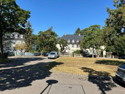 Straßenansicht mit Umgebung