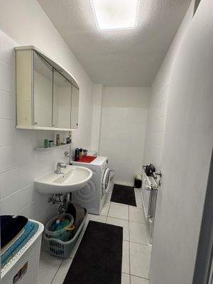 gefliestes Duschbad mit WC