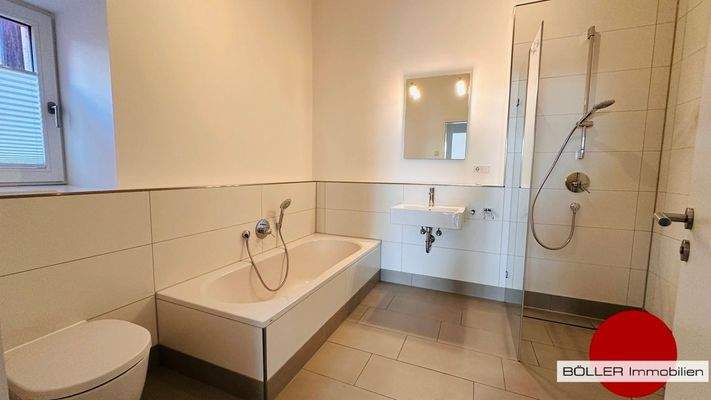 Badezimmer mit Fenster!