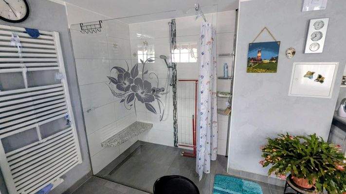 ebenerdige Dusche (140 X 100) im Badezimmer