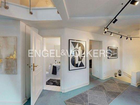 Blick zum Gäste WC und Schlafzimmer Blick zum Gäste-WC und Schlafzimmer im unteren Wohnbereich - mit KI bearbeitet