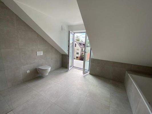 Ausgang vom Bad auf eine Loggia.jpg