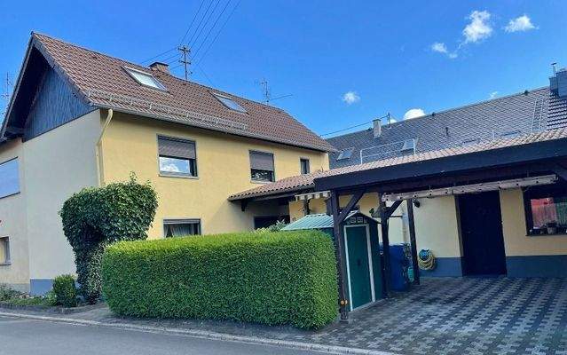 Straßenansicht mit Carport