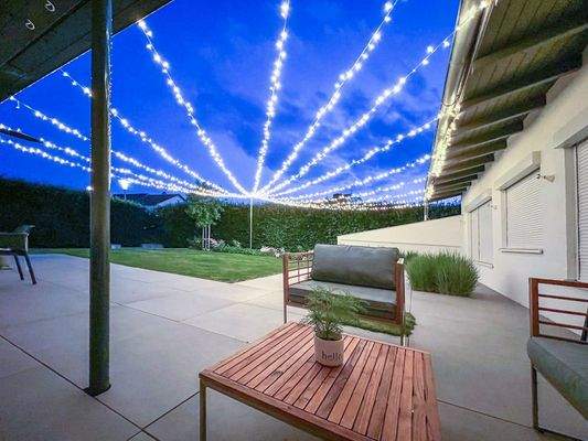 Terrassenbereich bei Nacht