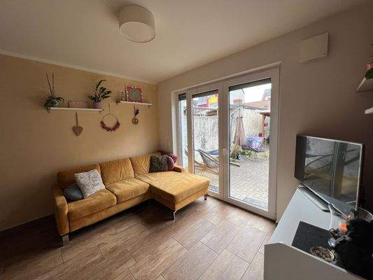 EG: Wohn-Esszimmer mit Zugang Garten