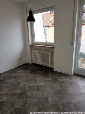 Arbeits- oder Kinderzimmer mit Balkon