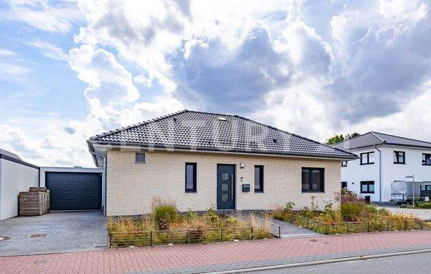 Straßenansicht, Garage mit elektrischem Tor und Code-System