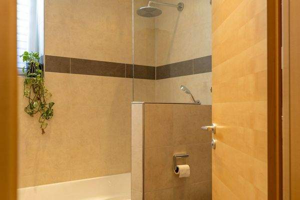 Zauberhafte Maisonette-Gartenwohnung mit XXL-Garage, Carport und eigenem Garten – Baujahr 2007