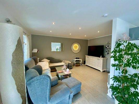 23) Bungalow, Wohnzimmer