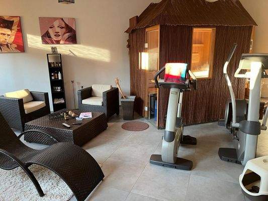 Fitnessraum mit Sauna und Kamin