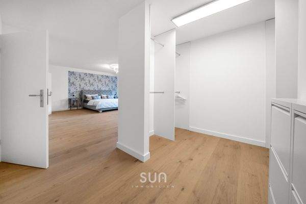 BEGEHBARER KLEIDERSCHRANK 