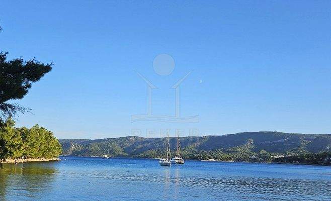 Baugrundstück in traumhafter Lage auf Hvar