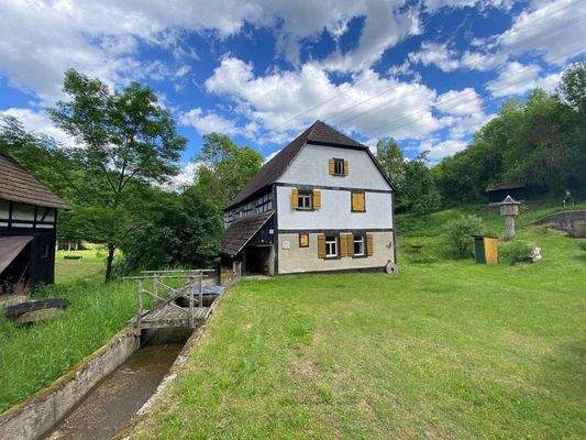 22 Wasserzulauf zur Getreidemühle im Haus (2).jpg