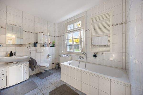 Badezimmer im Erdgeschoss Wohnung 2 rechts