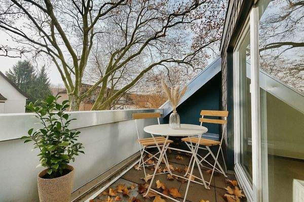 Balkon mit Blick in die Baumkronen im Dachgeschoss