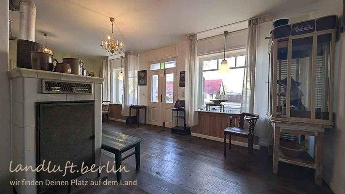 Lehnschulzenhaus EG Ladenlokal mit Kachelofen.jpg