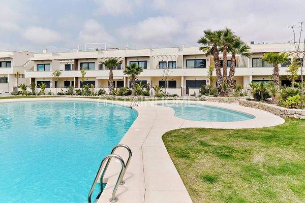 New Apartments in Complex with Swimming Pool in Torrevieja