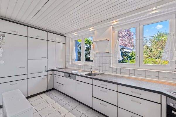 Einbauküche mit Blick in Richtung Straßenseite