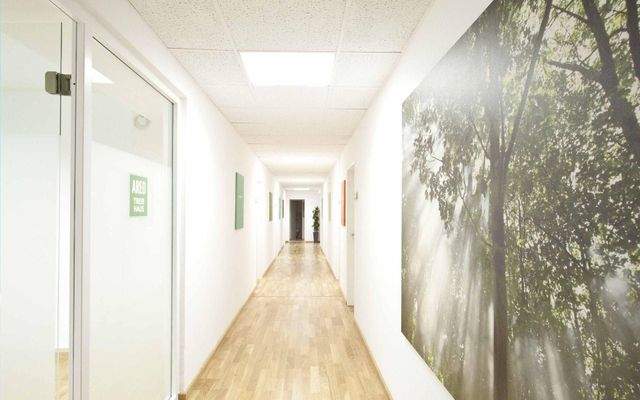 Heller Büroflur mit Kunst