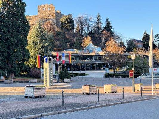 Schlossplatz und Kurhaus mit Kurpark gegenüber