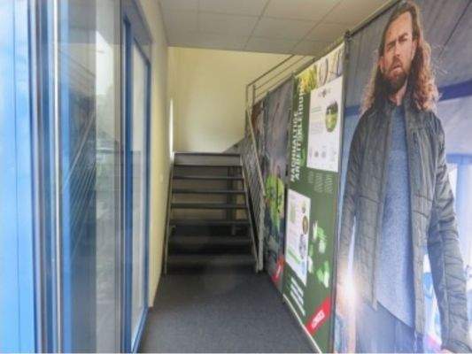 Zugang zum 1. Obergeschoss aus dem Showroom.jpg