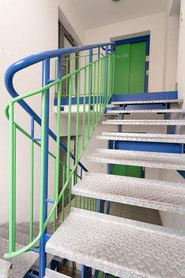 Treppenhaus mit Aufzug ins DG