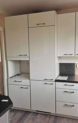 Küchenzeile mit Kühlschrank und Gefrierteil