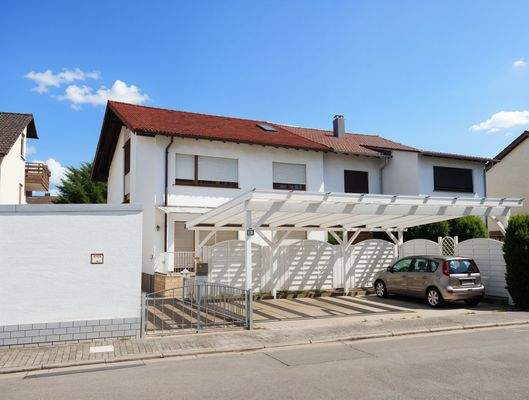 Außenansicht mit Carports