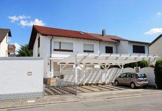 Außenansicht mit Carports