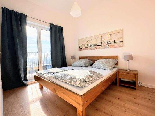 Schlafzimmer 1 mit Zugang zur Dachterrasse