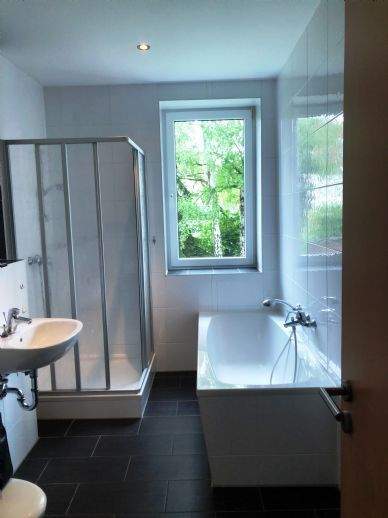 Sehr schöne 2 Raum Wohnung EG mit Balkon, Bad mit Dusche und Wanne ab sofort in Zwickau zu vermieten - Photo 2