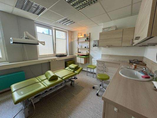 Behandlungsraum mit Küche