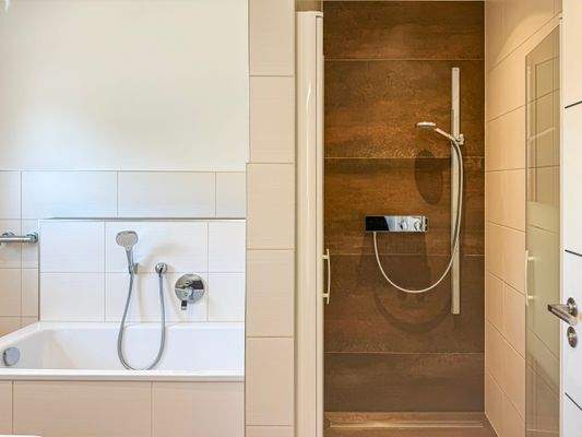 Mit Dusche und Wanne
