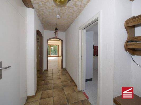 Blick in den Flur - EG rechts Küche - links Garderobe