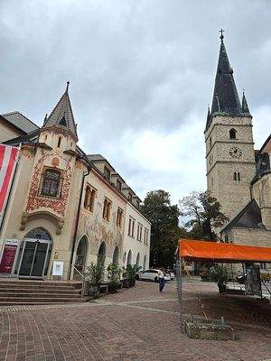 Stadtgemeinde und Kirche in Fußnähe vom Büroraum