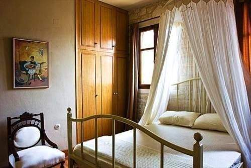 2 komplett ausgestattete Steinvillen mit schönen Gärten und 3 zusätzlichen Baurechten