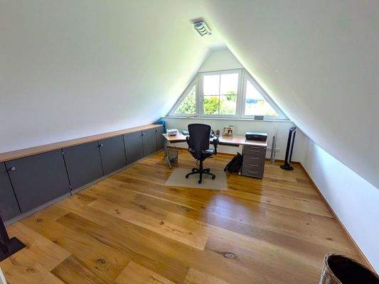 Großartig ausgebautes Dachgeschoss als Kinderzimmer oder Büro