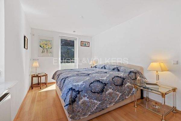 Schlafzimmer mit direktem Terrassenzugang