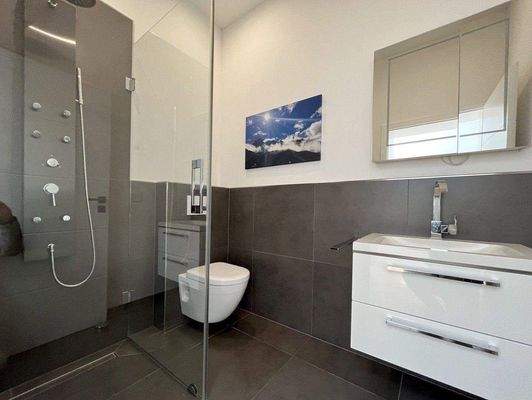 Gäste-WC mit Dusche  