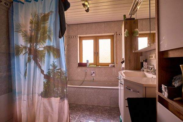 Blick in das Badezimmer im Obergeschoss