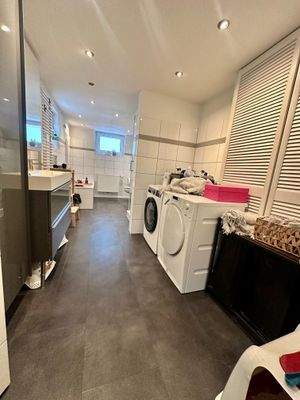 Hauswirtschaft und Badezimmer im Erdgeschoss