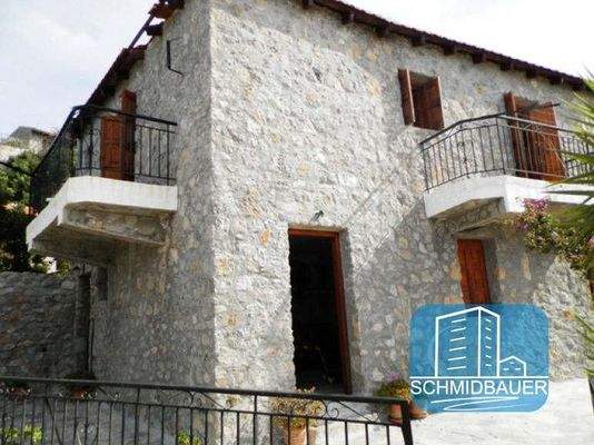 Südkreta, Agia Paraskevi: Zweistöckiges traditionelles Steinhaus zu verkaufen