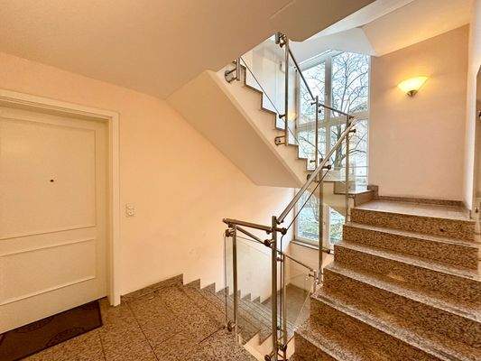modernes und helles Treppenhaus