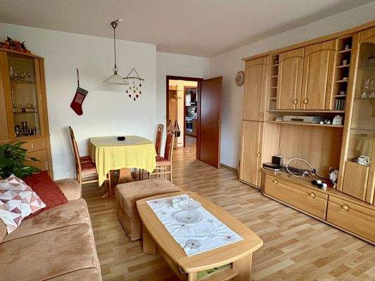 Blick ins Wohnzimmer vom Balkon