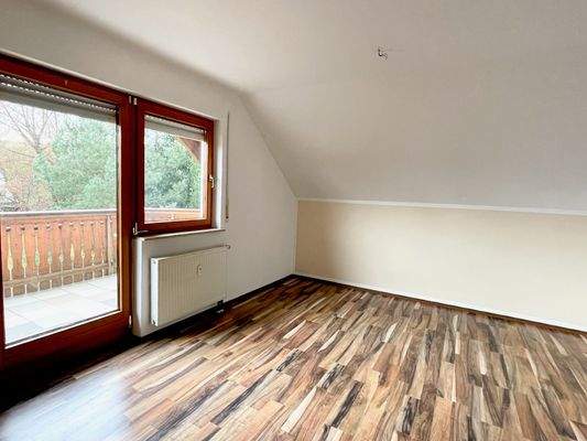 Wohnzimmer mit Zugang Balkon 1. OG