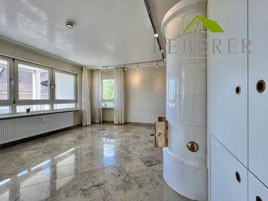 Großzügiger Wohnbereich mit schwedischem Kachelofe