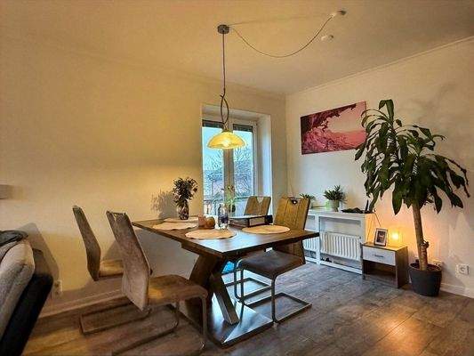 Essbereich mit Zugang zum Balkon